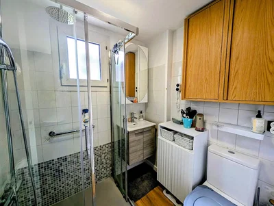 Banyo; fayans zemin, doğal ışık