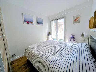 Yatak odası; doğal ışık, ahşap zemin