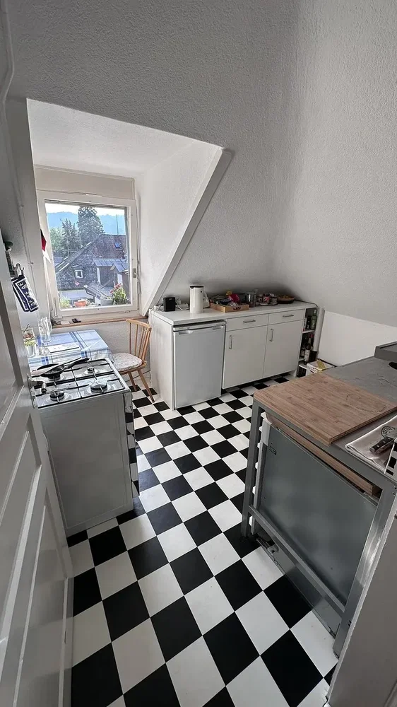 Cucina; elettrodomestici, luce naturale, vista