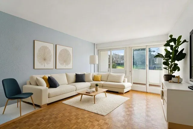 Woonkamer; natuurlijk licht, moderne stijl, houten vloer