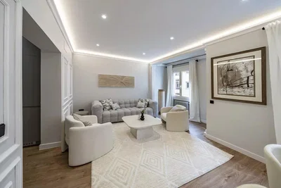 Oturma odası; doğal ışık, modern stil, ahşap zemin