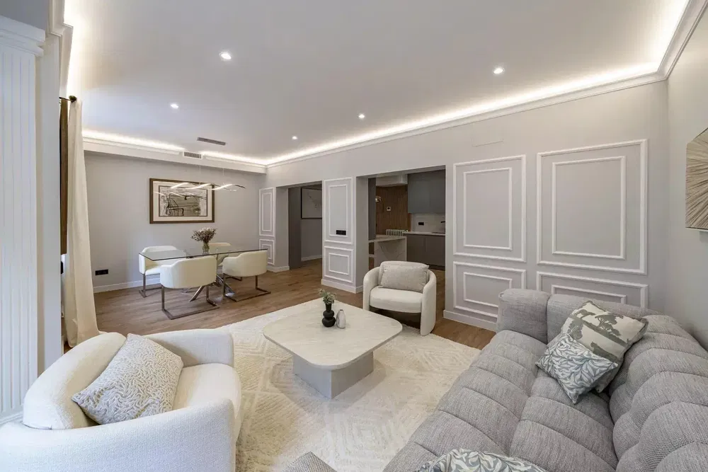 Oturma odası; doğal ışık, modern stil, ahşap zemin