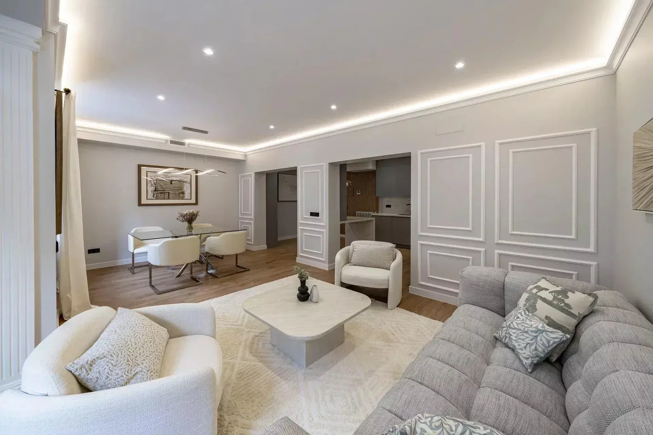 Oturma odası; doğal ışık, modern stil, ahşap zemin