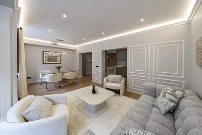 Oturma odası; doğal ışık, modern stil, ahşap zemin