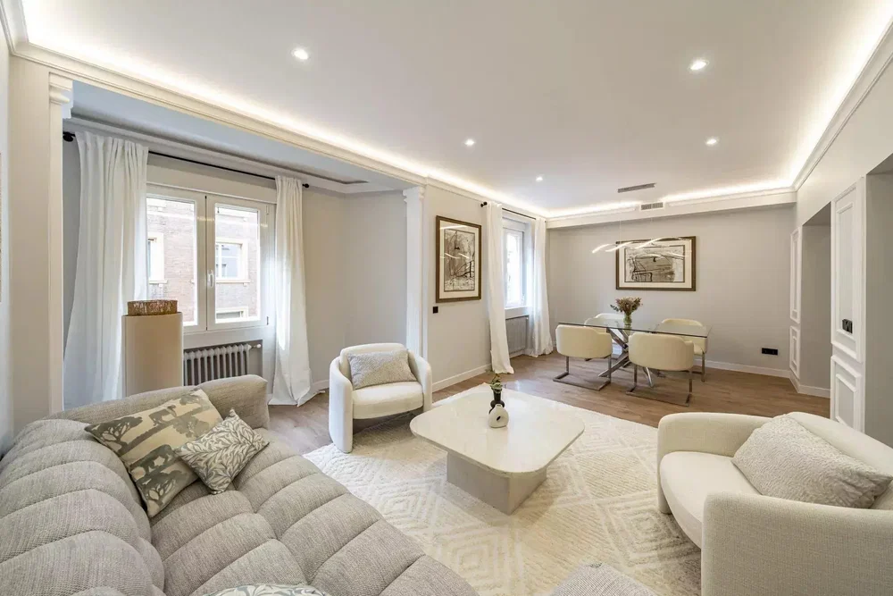 Oturma odası; doğal ışık, modern stil, tadilatlı