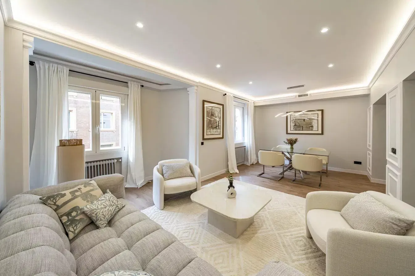 Oturma odası; doğal ışık, modern stil, tadilatlı