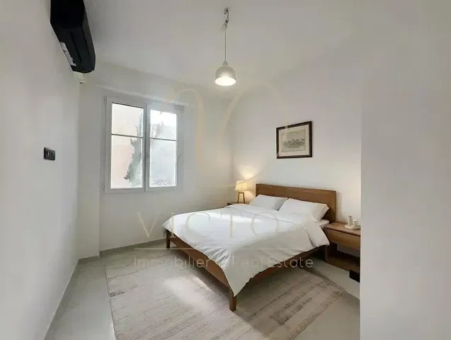 Camera da letto; luce naturale, pavimento in piastrelle