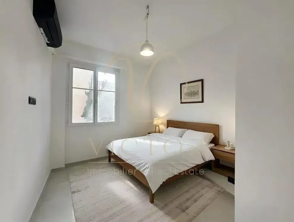 Dormitorio; luz natural, suelo de baldosas