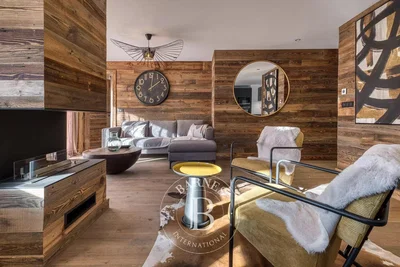 Salón; vigas de madera, estilo rústico, suelo de madera, luz natural