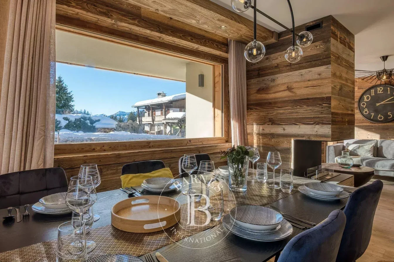 Comedor; vista, vigas de madera, estilo rústico, luz natural