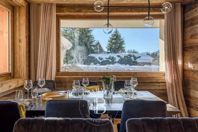 Comedor; vista, estilo rústico, vigas de madera, luz natural