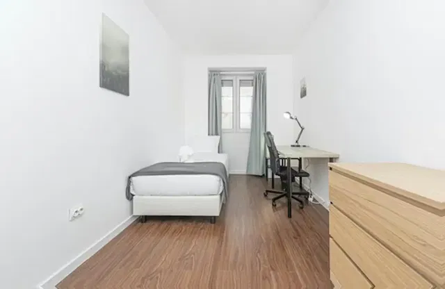 Ložnice; dřevěná podlaha, přirozené světlo