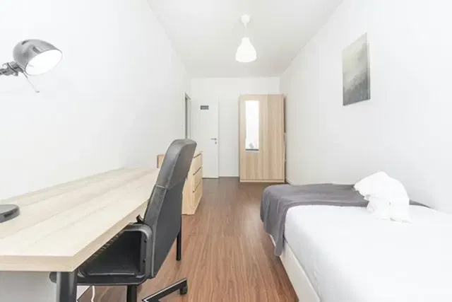 Ložnice; přirozené světlo, moderní styl