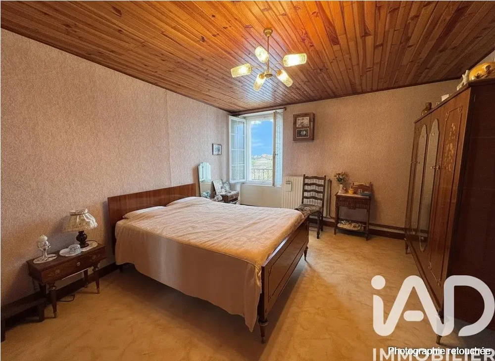Chambre; poutres en bois, parquet, style rustique