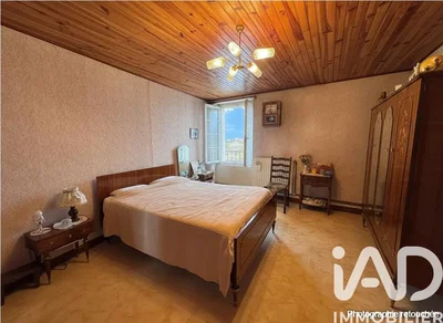 Chambre; poutres en bois, parquet, style rustique