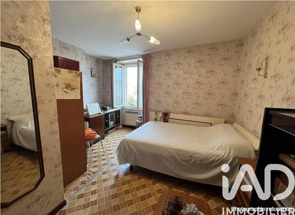 Chambre; lumière naturelle, style rustique, nécessite rénovation
