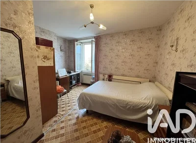 Chambre; lumière naturelle, style rustique, nécessite rénovation