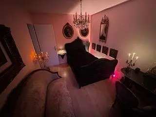 Chambre; intérieur sombre, style rustique