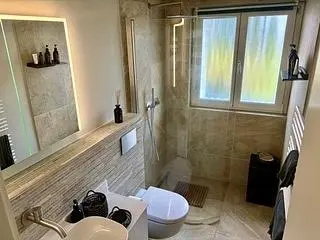 Salle de bain; carrelage, lumière naturelle, rénové