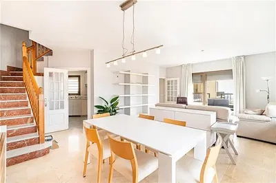 Oturma odası; doğal ışık, modern stil