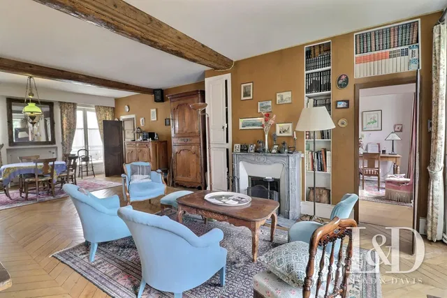 Living room; wood beams, fireplace, wood floor, rustic style