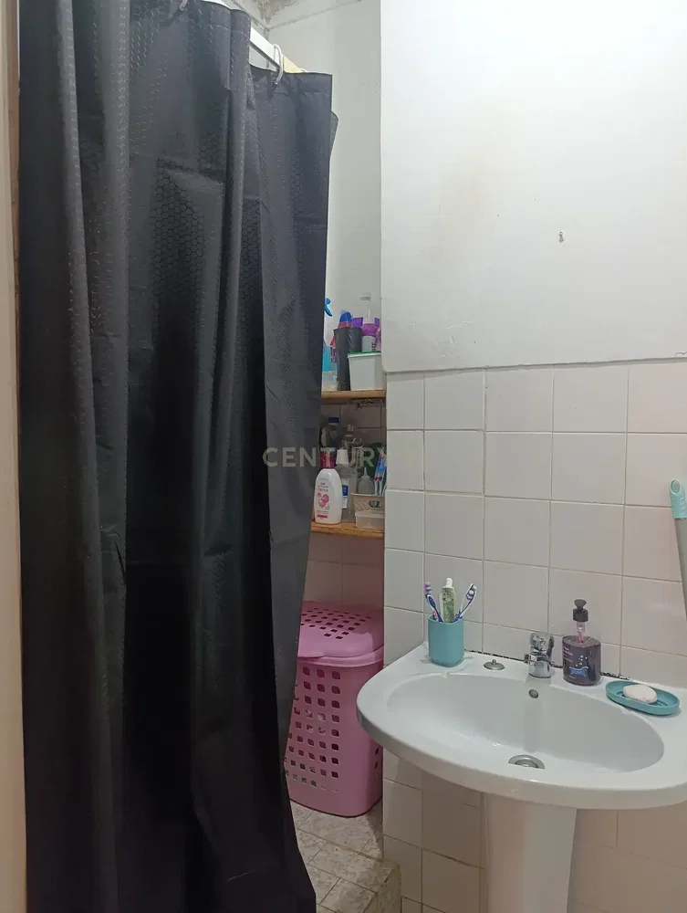 Koupelna; dlažba, přirozené světlo, nutná rekonstrukce