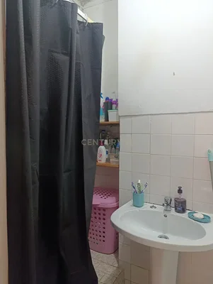 Koupelna; dlažba, přirozené světlo, nutná rekonstrukce