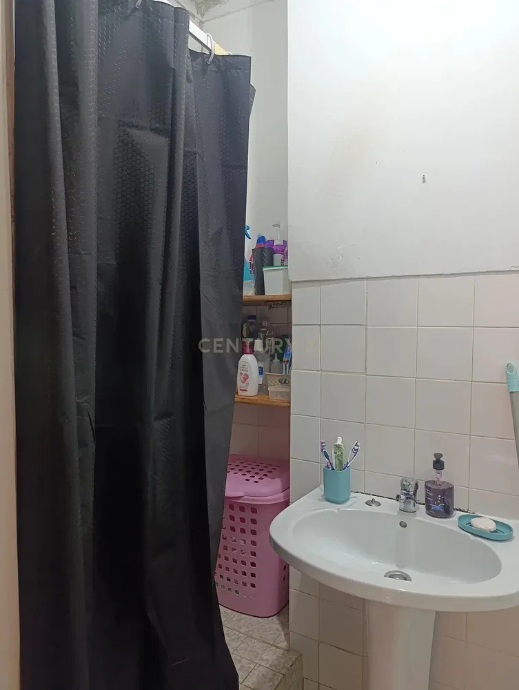 Salle de bain; carrelage, lumière naturelle, nécessite rénovation