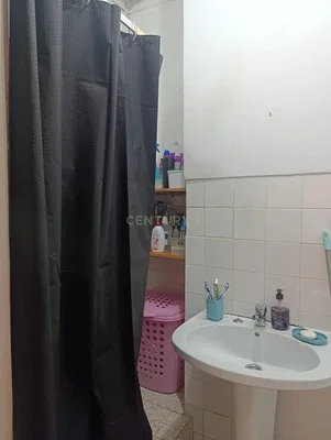 Salle de bain; carrelage, lumière naturelle, nécessite rénovation