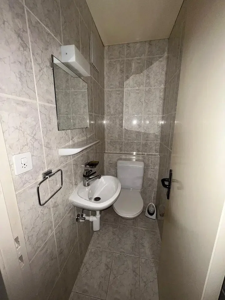 Toilette; fliesenboden, tageslicht