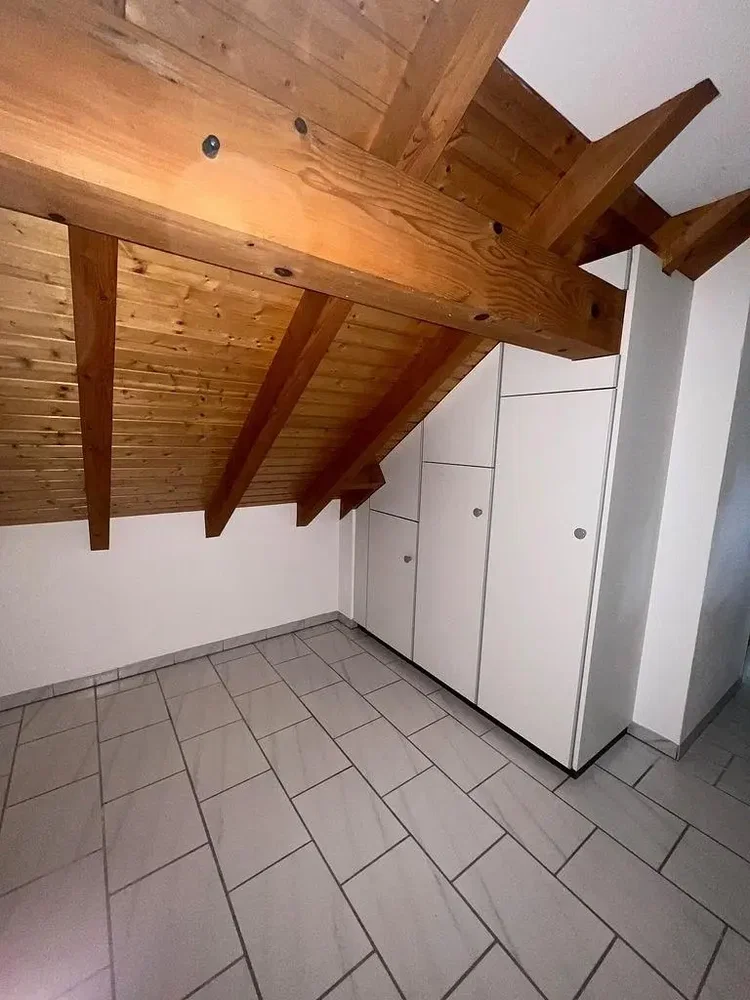 Kammer; holzbalken, fliesenboden