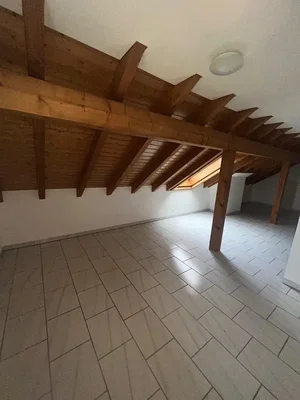 Kammer; holzbalken, fliesenboden, tageslicht