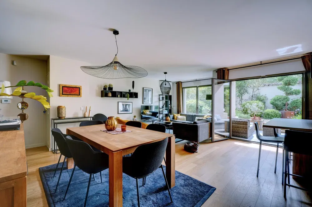 Oturma odası; manzara, ahşap zemin, doğal ışık, modern stil