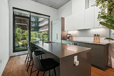 Cuisine; vue, électroménager, lumière naturelle, style moderne, parquet
