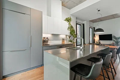 Cuisine; électroménager, style moderne, lumière naturelle, parquet