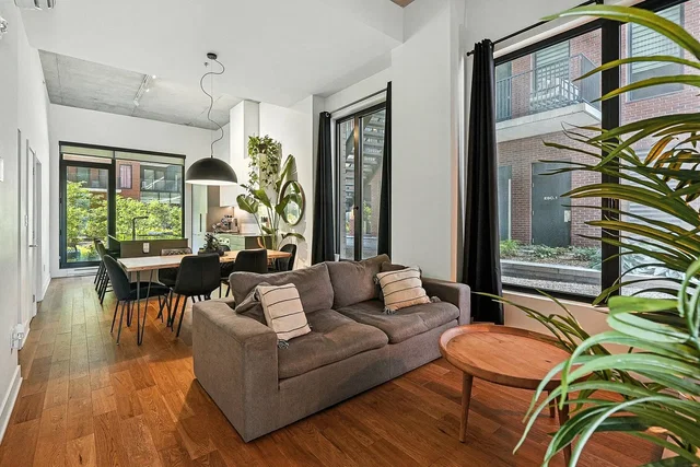 Σαλόνι; θέα, ξύλινο πάτωμα, φυσικό φως, μοντέρνο στυλ