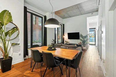 Salon; parquet, lumière naturelle, style moderne