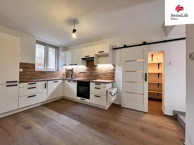 Kuhinja; kuhinjski aparati, prirodno svjetlo, moderni stil, drveni pod, renoviran