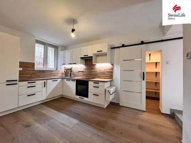 Kuhinja; kuhinjski aparati, prirodno svjetlo, moderni stil, drveni pod, renoviran