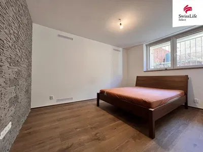 Spavaća soba; drveni pod, prirodno svjetlo