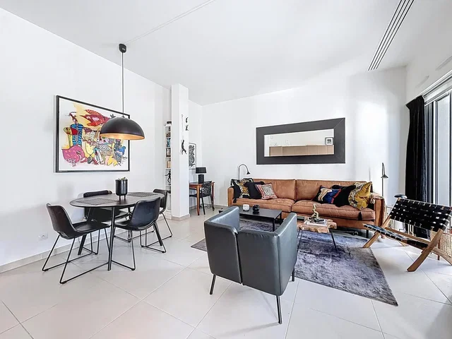 Soggiorno; stile moderno, luce naturale, pavimento in piastrelle