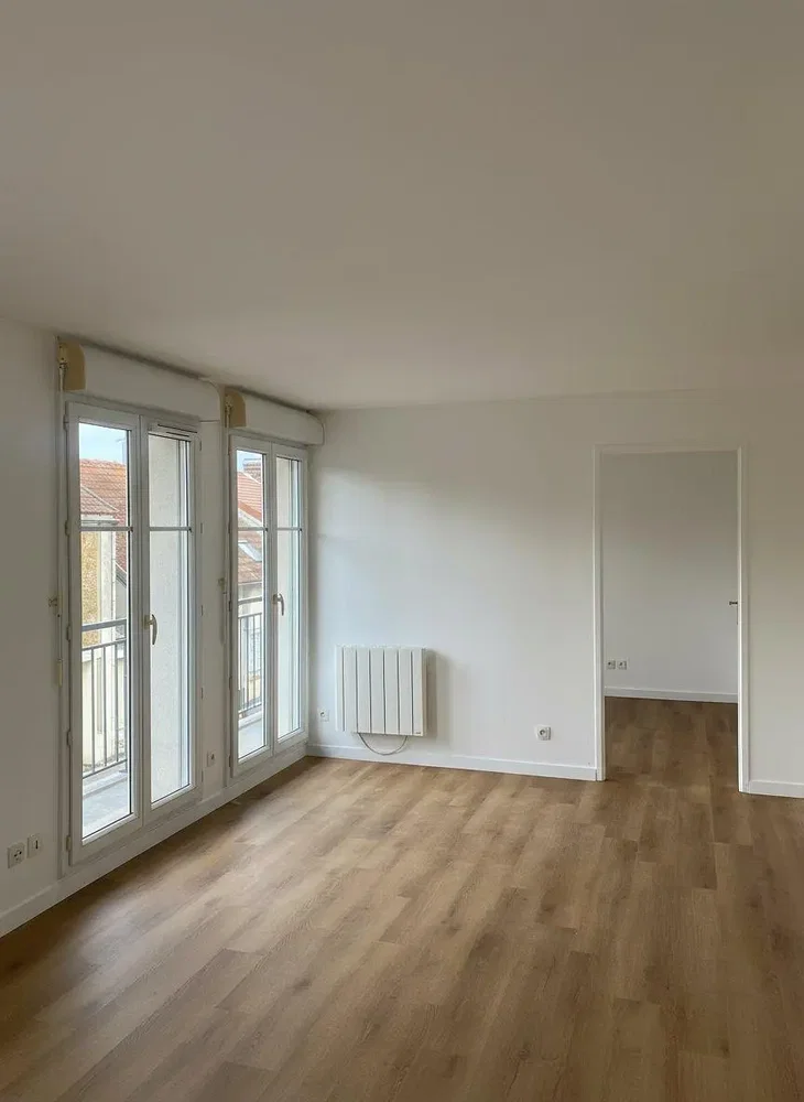 Дневна соба; поглед, дрвени под, природно светло