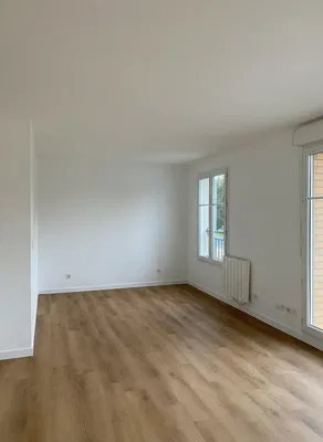 Спаваћа соба; дрвени под, природно светло