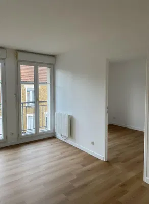 Спаваћа соба; дрвени под, природно светло, реновиран