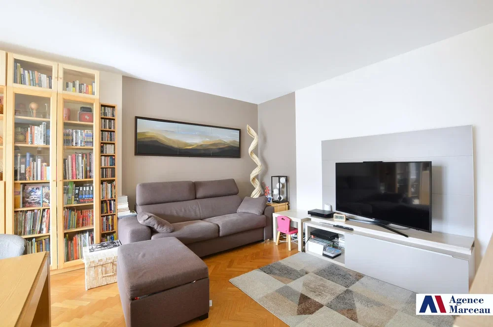 Oturma odası; doğal ışık, modern stil