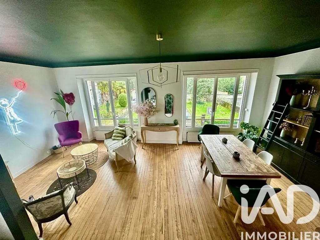 Oturma odası; ahşap zemin, doğal ışık, modern stil, manzara