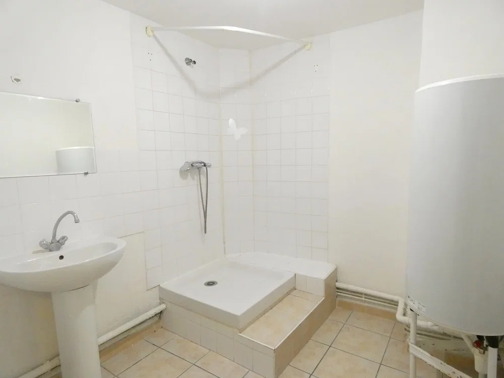 Badezimmer; fliesenboden, tageslicht, renovierungsbedürftig