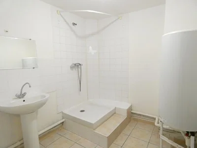 Badezimmer; fliesenboden, tageslicht, renovierungsbedürftig