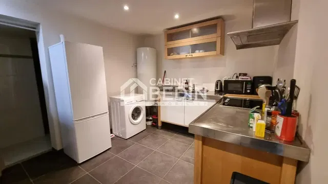 Küche; küchengeräte, fliesenboden, renoviert, tageslicht