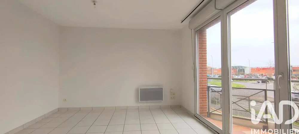 غرفة معيشة; أرضية من البلاط, إطلالة, ضوء طبيعي